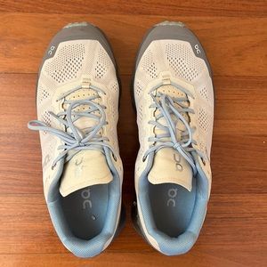 On Running (On Cloud) women’s running sneakers 8.5;